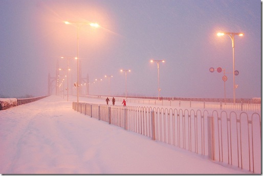 看着故事，听着歌